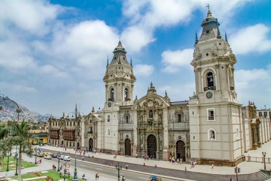 复活节的钟声缓缓响起，秘鲁的大地被节日的欢乐气氛所包围